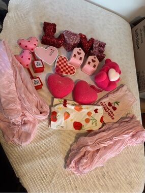 Random valentines day decor bundle